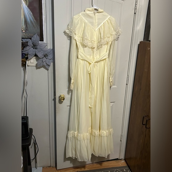 Vintage Cream Lace Dress - Picture 7 of 14